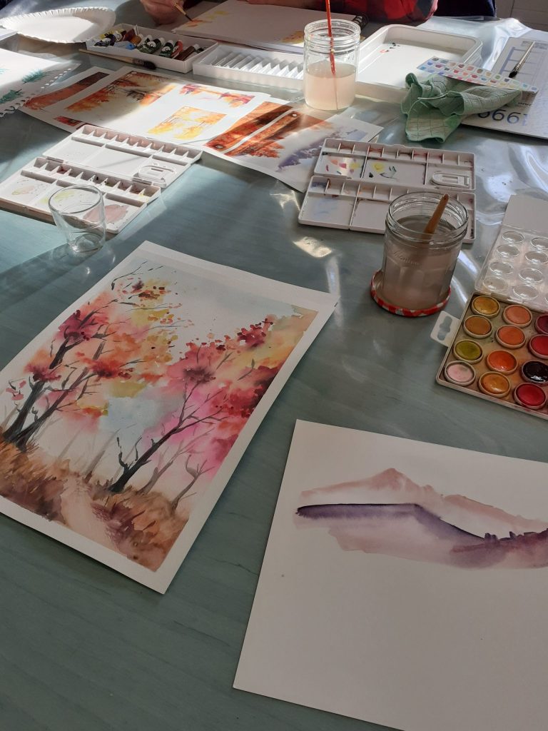 Résultat fini d'une aquarelle réalisée par un élève qui représente une forêt colorée