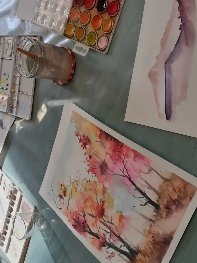 Résultat fini d'une aquarelle réalisée par un élève qui représente une forêt colorée