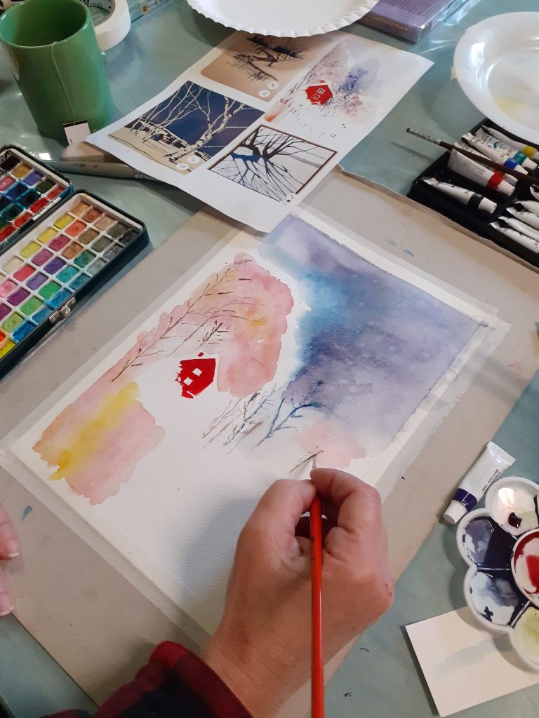 Personne entrain de peindre à l'aquarelle un paysage