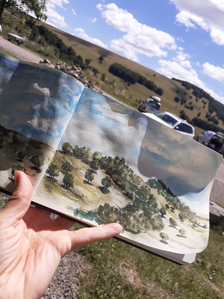 Peinture aquarelle d'un paysage sur un carnet