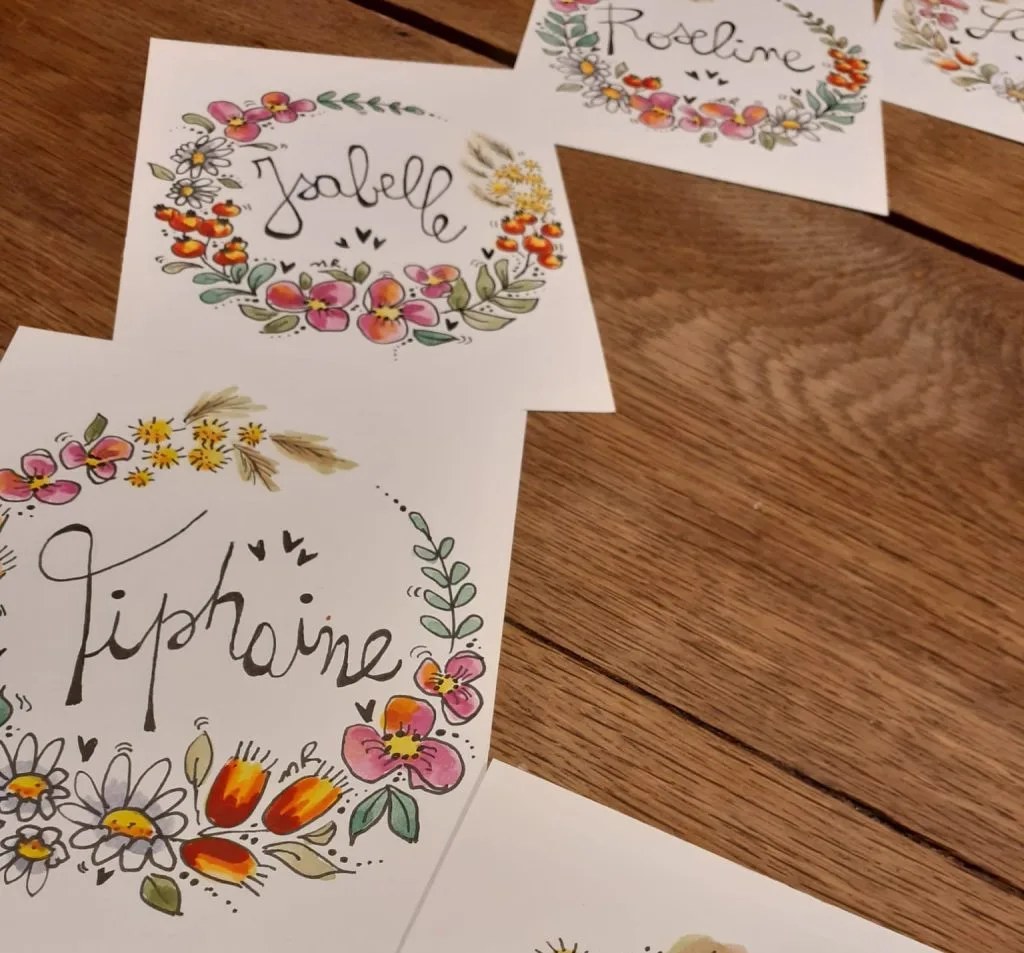 cartes personnalisées avec des prénoms et des couronnes de fleurs en aquarelle